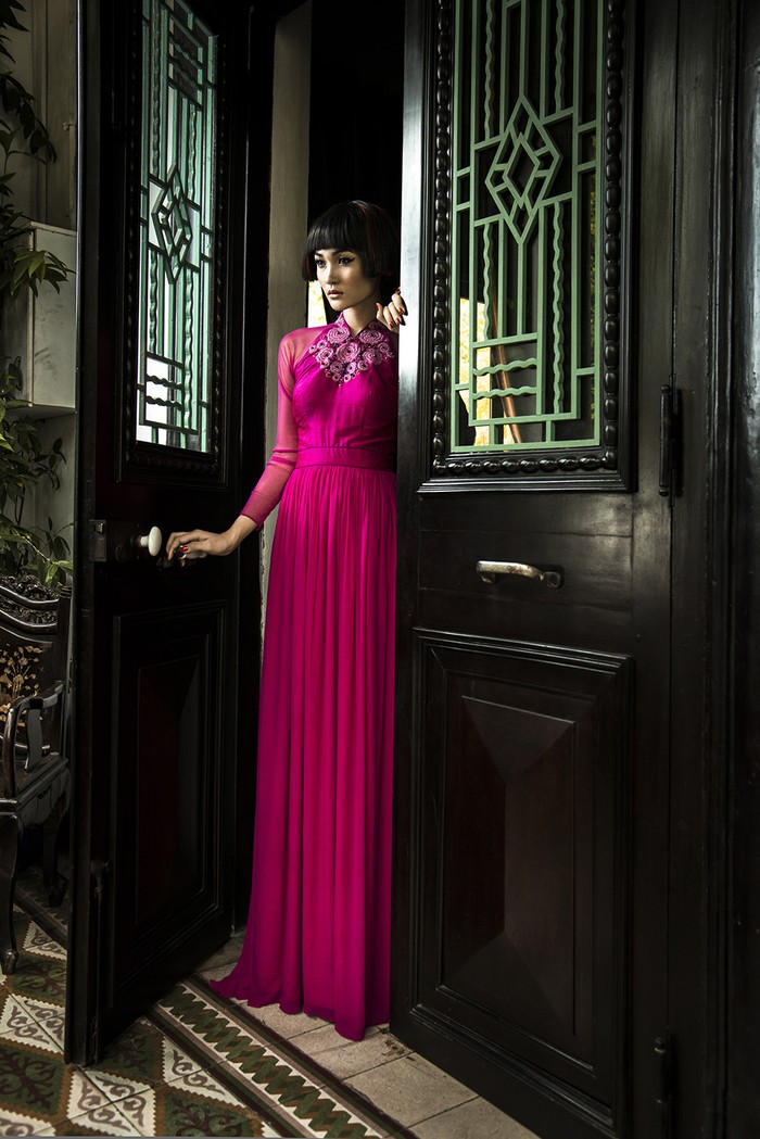 Không hổ danh là gương mặt được các nhà thiết kế yêu thích, Thùy Trang Next top Model trông vô cùng bí ẩn trong tà áo dài được cắt đặc biệt tinh tế của NTK Lê Thanh Phương.